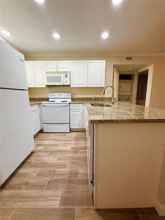 На продажу: $154,800 (2 спален, 2 ванн, 860 Квадратных фут)