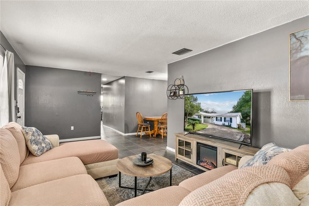 En Venta: $230,000 (3 camas, 2 baños, 1050 Pies cuadrados)