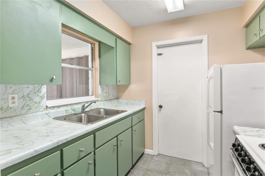 En Venta: $230,000 (3 camas, 2 baños, 1050 Pies cuadrados)