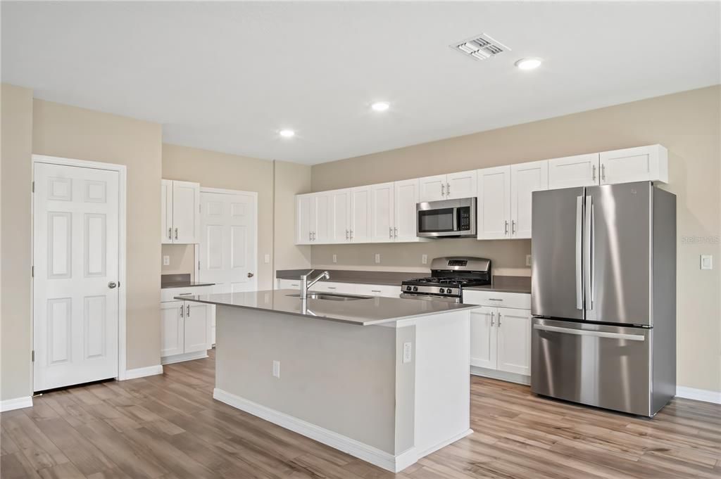 待售: $435,000 (4 贝兹, 2 浴室, 2226 平方英尺)