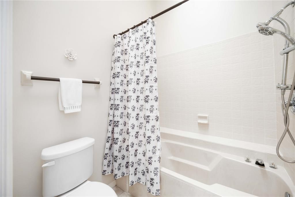 For Sale: $275,000 (2 beds, 2 baths, 1401 Square Feet)