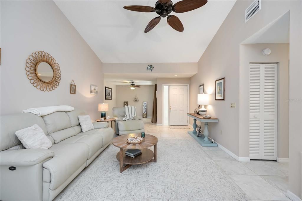 For Sale: $275,000 (2 beds, 2 baths, 1401 Square Feet)