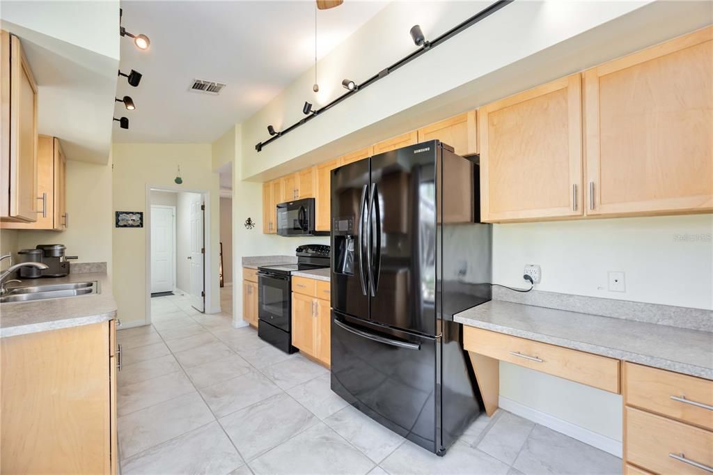 For Sale: $275,000 (2 beds, 2 baths, 1401 Square Feet)