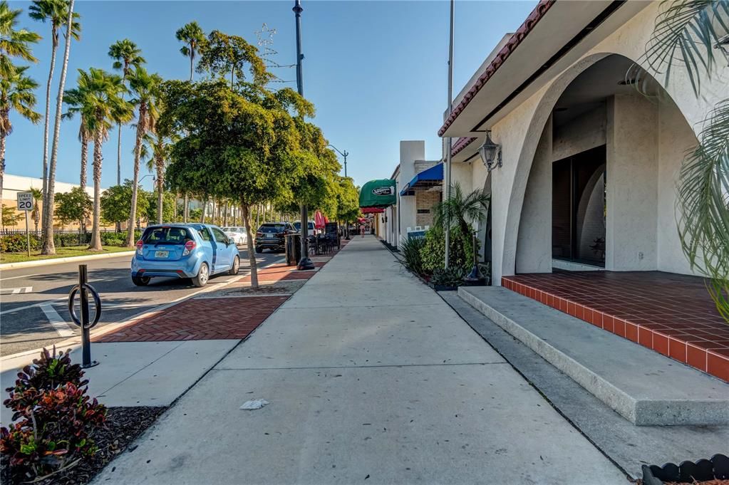 For Sale: $275,000 (2 beds, 2 baths, 1401 Square Feet)