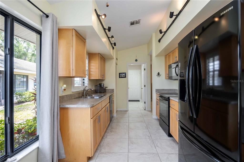 For Sale: $275,000 (2 beds, 2 baths, 1401 Square Feet)