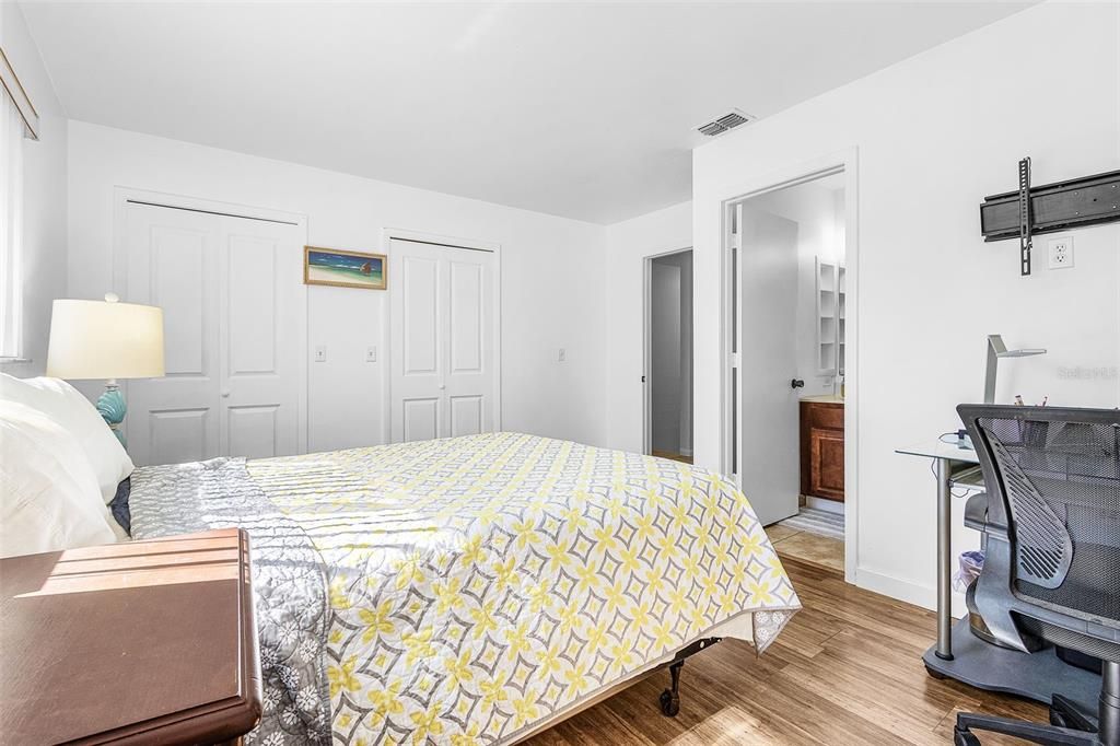 For Sale: $179,000 (2 beds, 2 baths, 987 Square Feet)