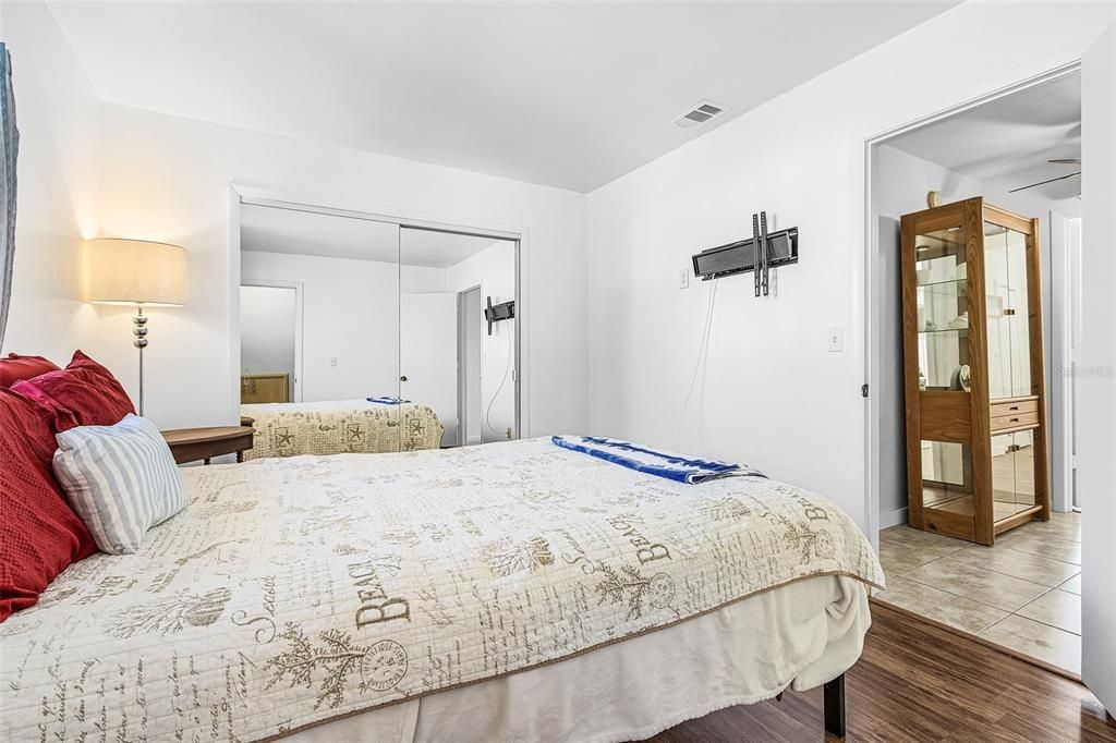 For Sale: $179,000 (2 beds, 2 baths, 987 Square Feet)