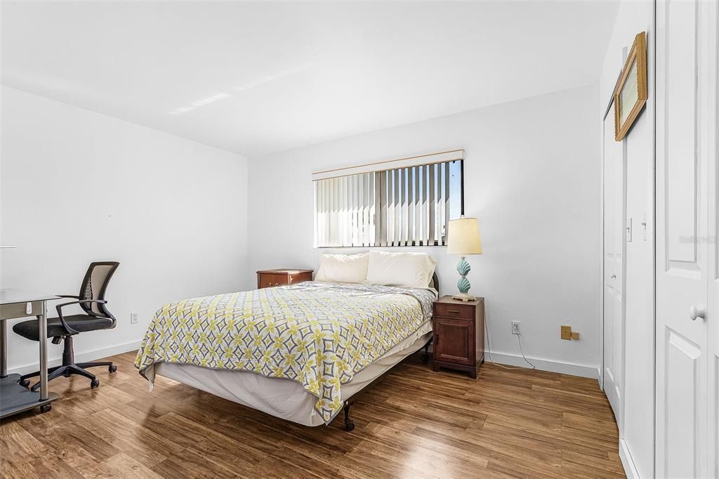 For Sale: $179,000 (2 beds, 2 baths, 987 Square Feet)