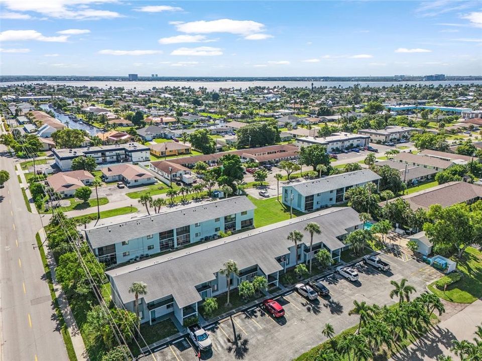 For Sale: $179,000 (2 beds, 2 baths, 987 Square Feet)