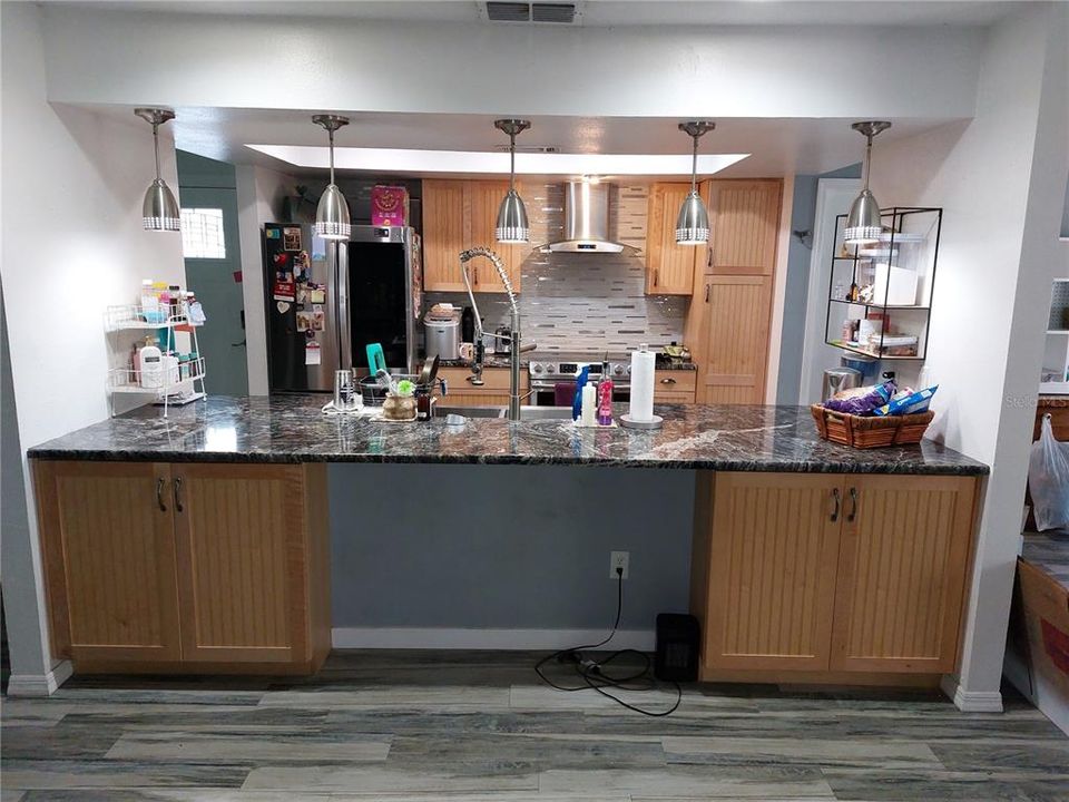 合同活跃: $329,000 (3 贝兹, 2 浴室, 1451 平方英尺)