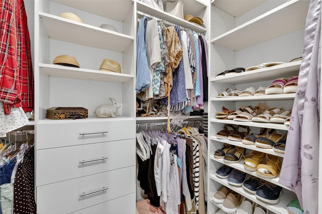 For Sale: $575,000 (2 beds, 2 baths, 2033 Square Feet)