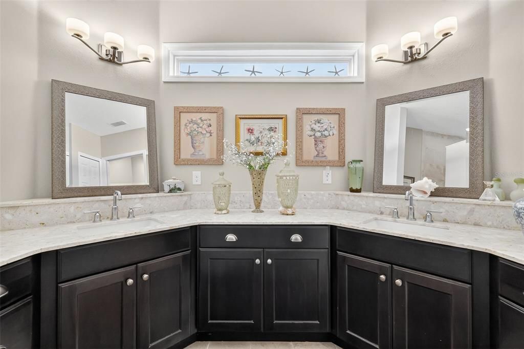 For Sale: $575,000 (2 beds, 2 baths, 2033 Square Feet)