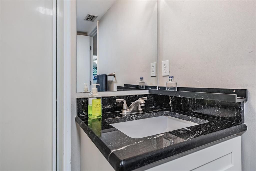 待售: $163,000 (2 贝兹, 2 浴室, 885 平方英尺)