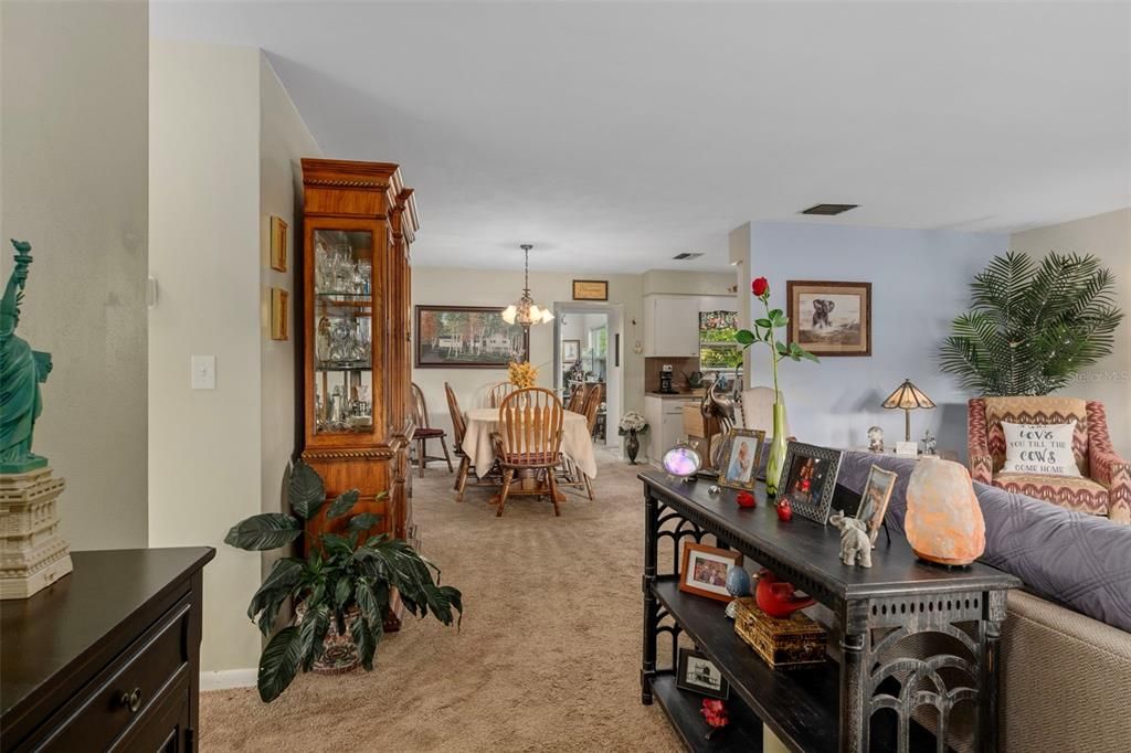 合同活跃: $239,000 (3 贝兹, 2 浴室, 1743 平方英尺)