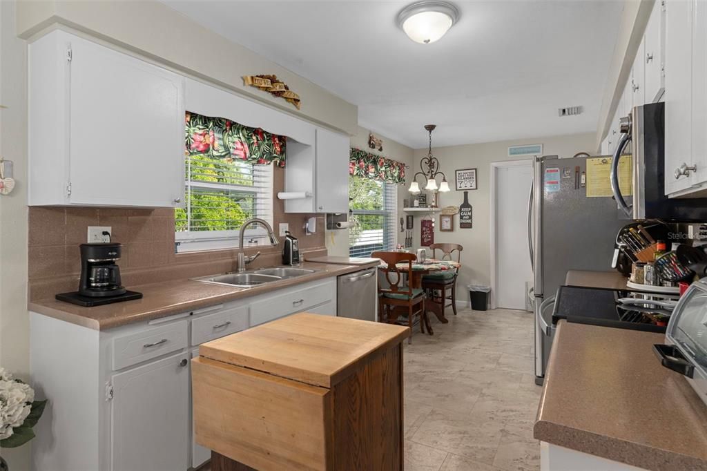 合同活跃: $239,000 (3 贝兹, 2 浴室, 1743 平方英尺)