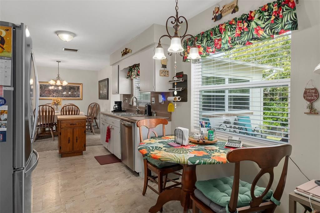 合同活跃: $239,000 (3 贝兹, 2 浴室, 1743 平方英尺)