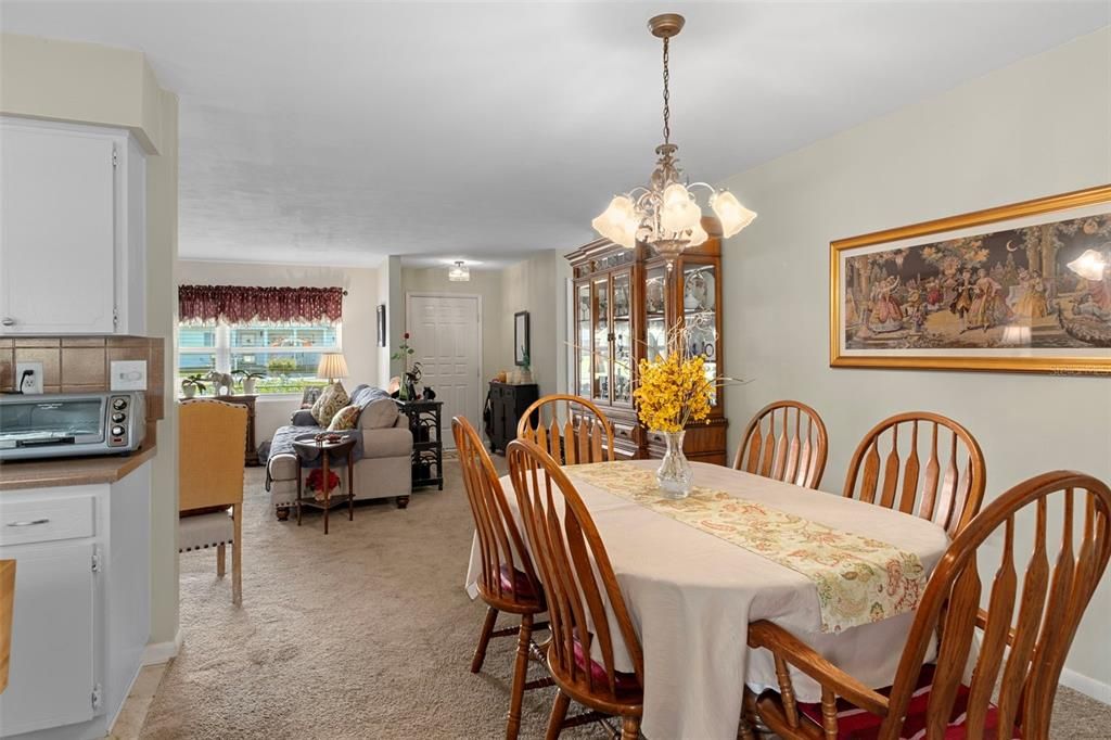 合同活跃: $239,000 (3 贝兹, 2 浴室, 1743 平方英尺)