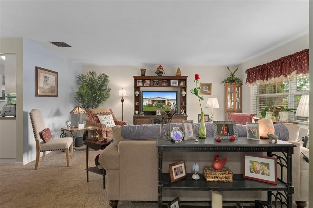 合同活跃: $239,000 (3 贝兹, 2 浴室, 1743 平方英尺)