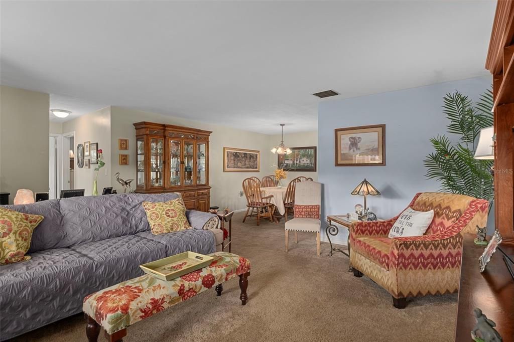 合同活跃: $239,000 (3 贝兹, 2 浴室, 1743 平方英尺)