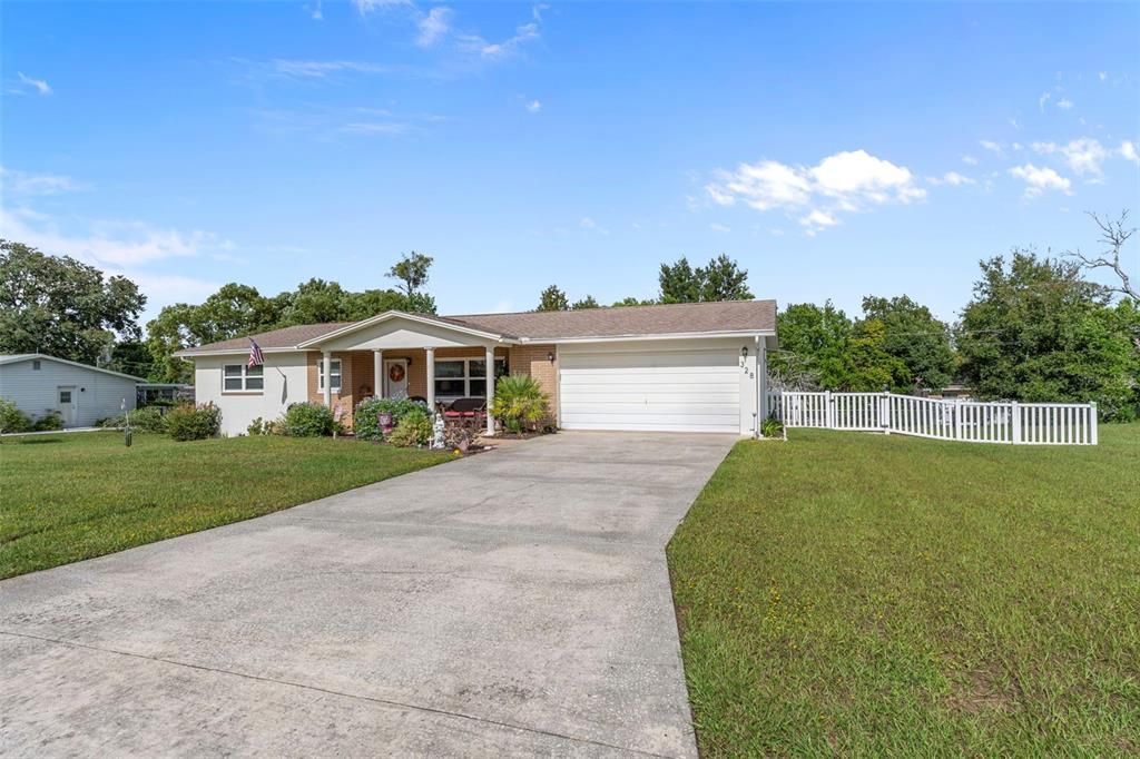 合同活跃: $239,000 (3 贝兹, 2 浴室, 1743 平方英尺)