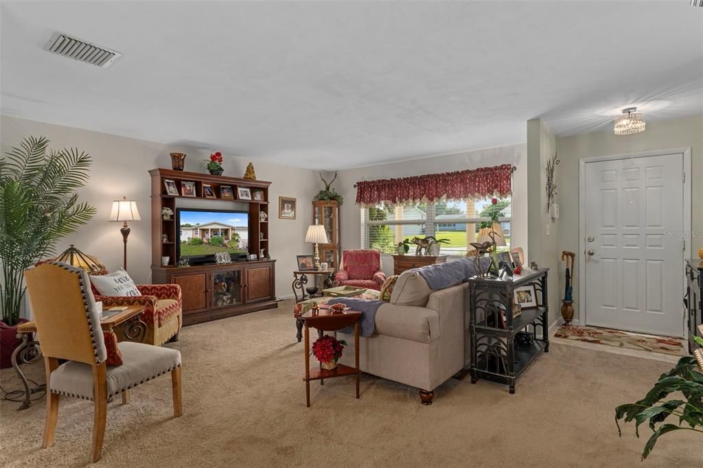 合同活跃: $239,000 (3 贝兹, 2 浴室, 1743 平方英尺)