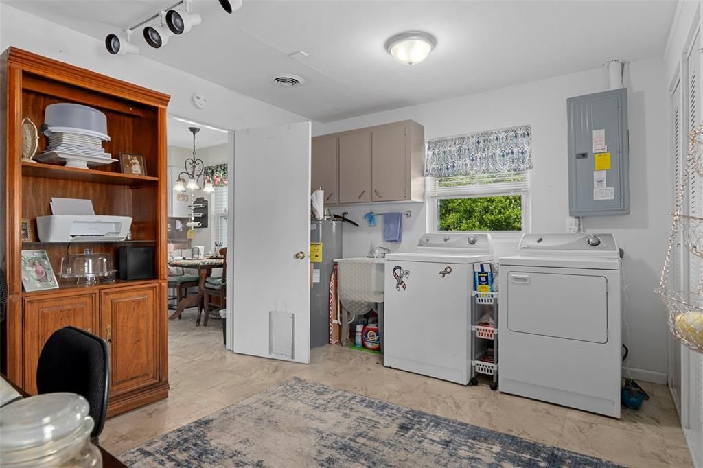 合同活跃: $239,000 (3 贝兹, 2 浴室, 1743 平方英尺)