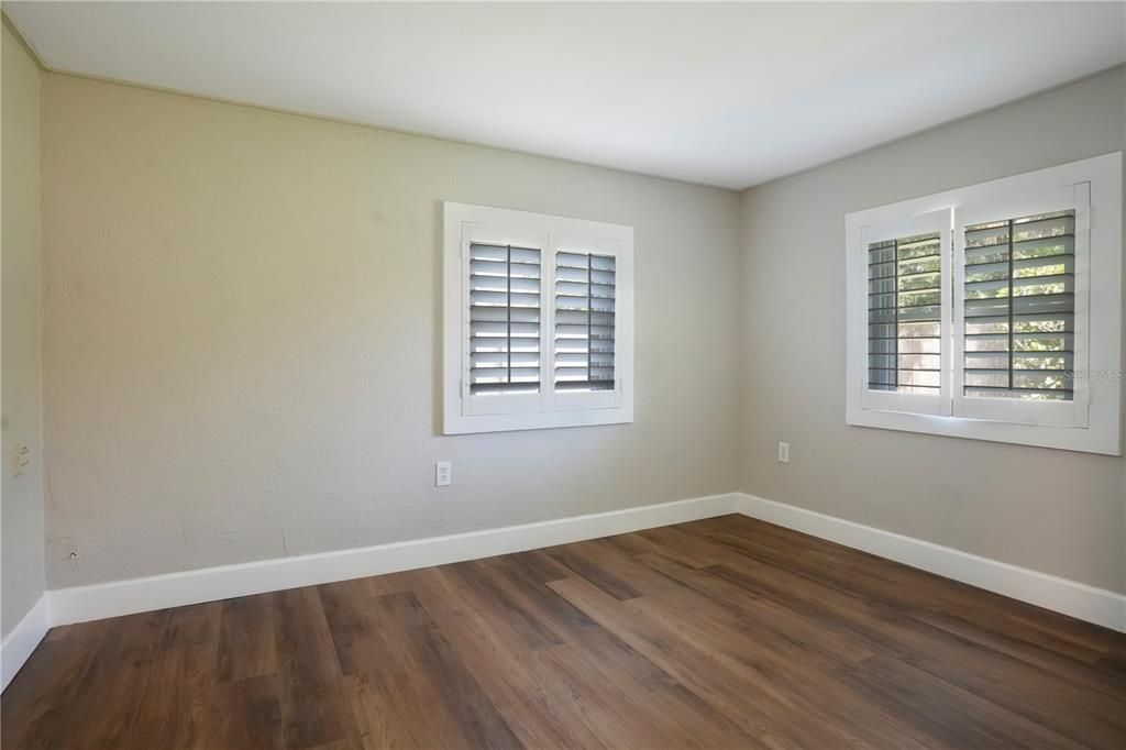 Под контрактом: $310,000 (4 спален, 1 ванн, 1036 Квадратных фут)