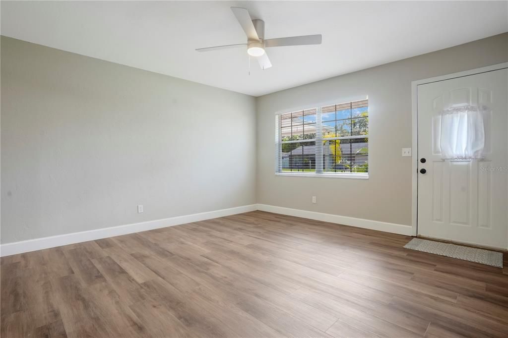 Под контрактом: $310,000 (4 спален, 1 ванн, 1036 Квадратных фут)