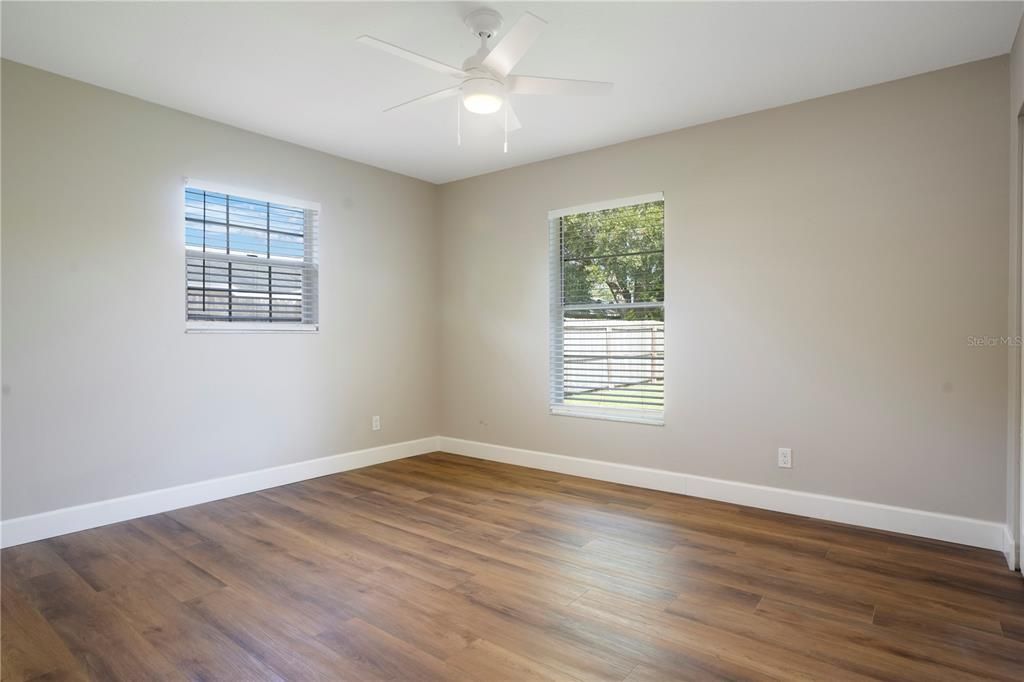 Под контрактом: $310,000 (4 спален, 1 ванн, 1036 Квадратных фут)