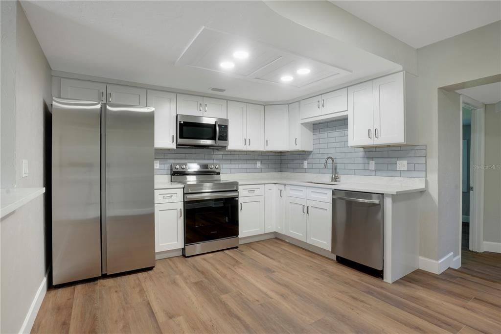 Под контрактом: $310,000 (4 спален, 1 ванн, 1036 Квадратных фут)