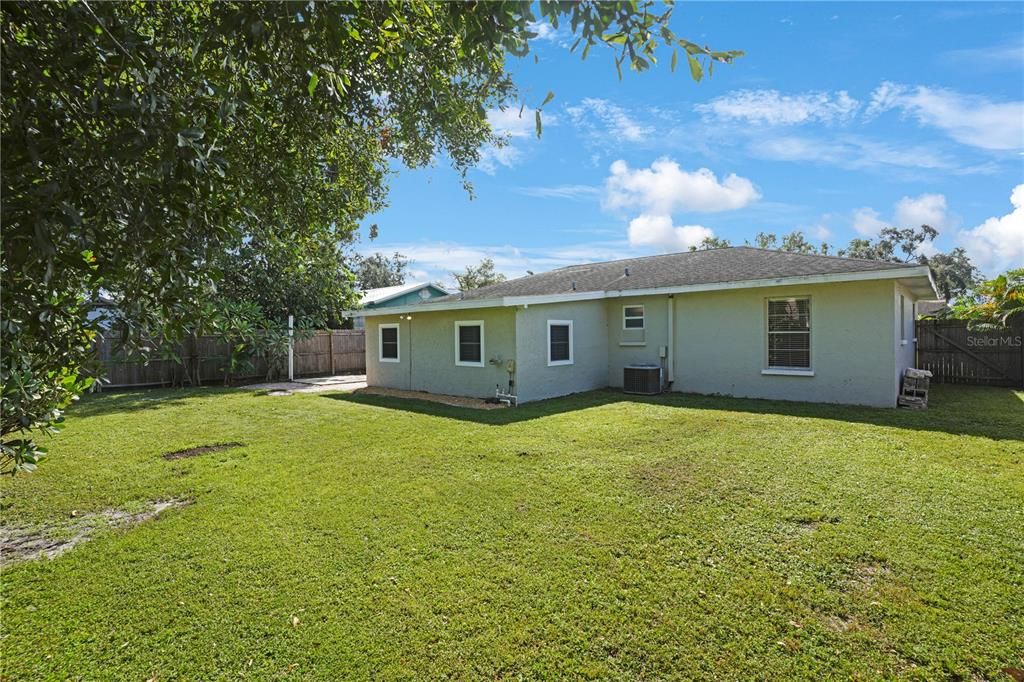 Под контрактом: $310,000 (4 спален, 1 ванн, 1036 Квадратных фут)