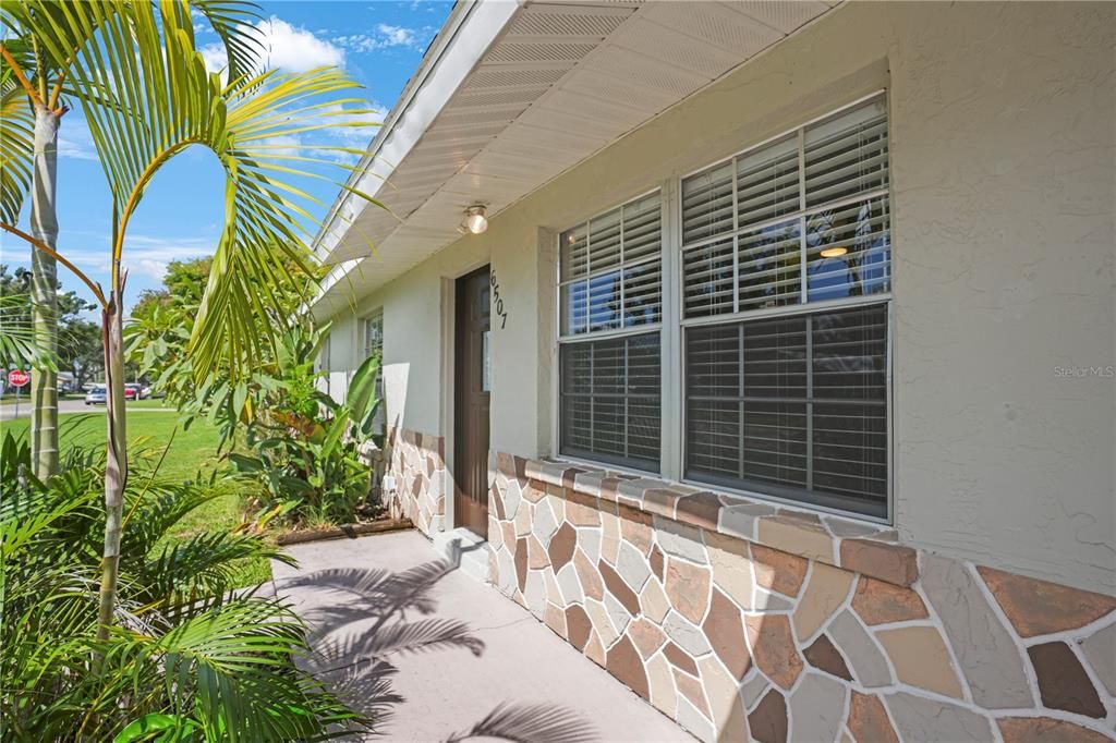 Под контрактом: $310,000 (4 спален, 1 ванн, 1036 Квадратных фут)