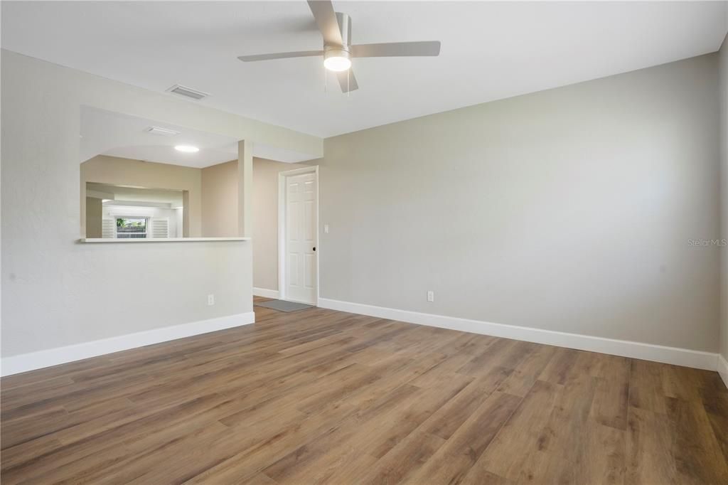 Под контрактом: $310,000 (4 спален, 1 ванн, 1036 Квадратных фут)