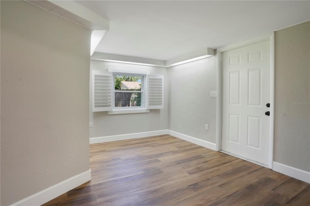 Под контрактом: $310,000 (4 спален, 1 ванн, 1036 Квадратных фут)