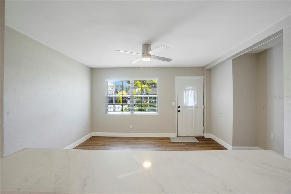 Под контрактом: $310,000 (4 спален, 1 ванн, 1036 Квадратных фут)