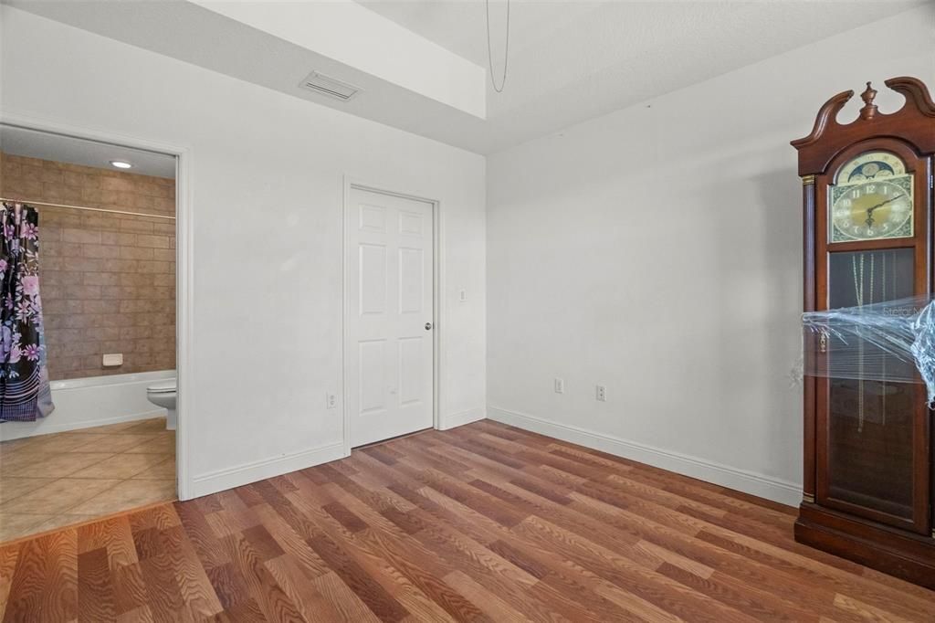 合同活跃: $880,000 (3 贝兹, 3 浴室, 1995 平方英尺)