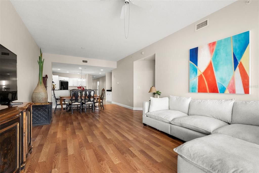 合同活跃: $880,000 (3 贝兹, 3 浴室, 1995 平方英尺)