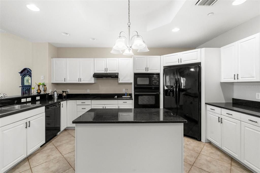 合同活跃: $880,000 (3 贝兹, 3 浴室, 1995 平方英尺)