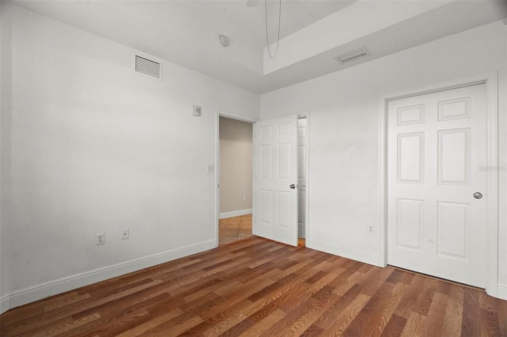 合同活跃: $880,000 (3 贝兹, 3 浴室, 1995 平方英尺)