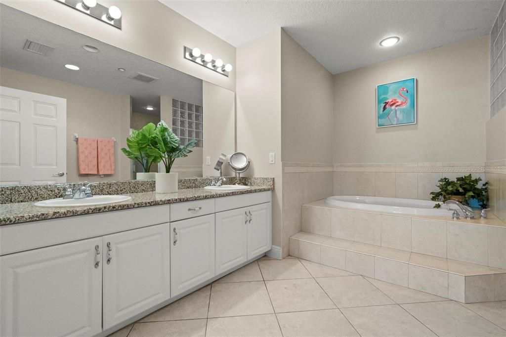 合同活跃: $880,000 (3 贝兹, 3 浴室, 1995 平方英尺)