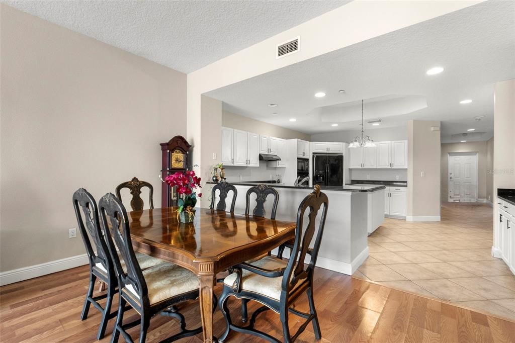 合同活跃: $880,000 (3 贝兹, 3 浴室, 1995 平方英尺)