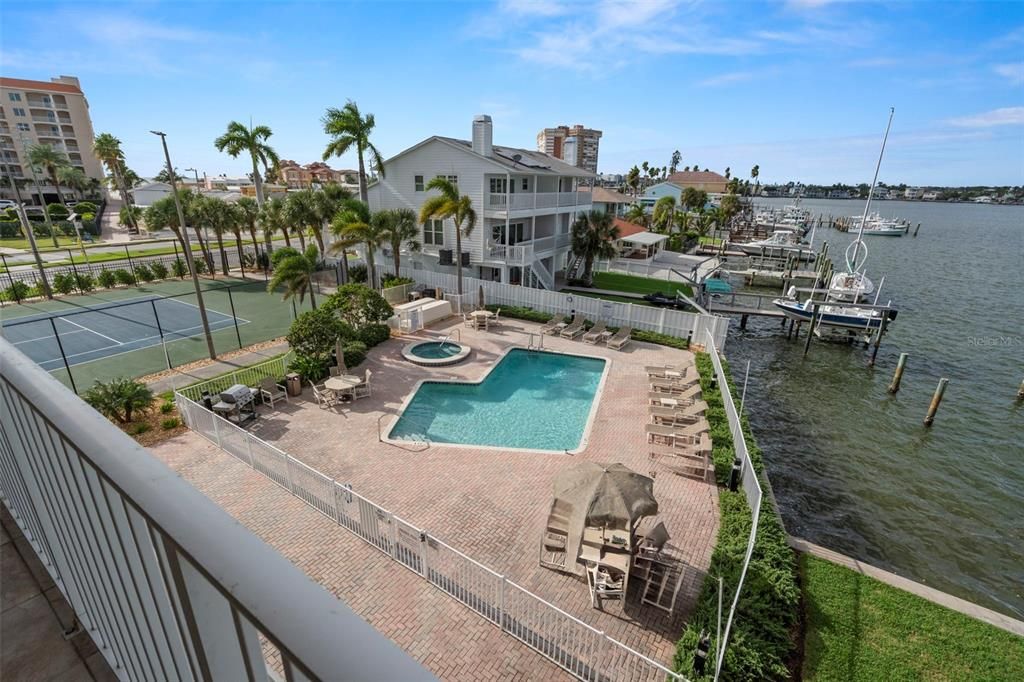 合同活跃: $880,000 (3 贝兹, 3 浴室, 1995 平方英尺)