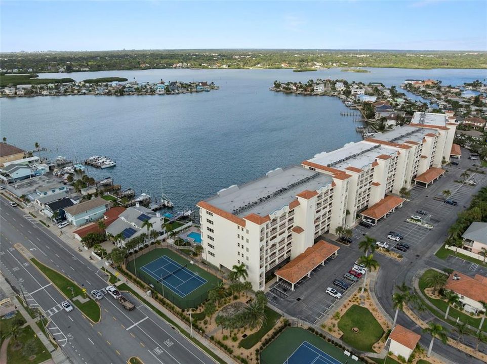 合同活跃: $880,000 (3 贝兹, 3 浴室, 1995 平方英尺)