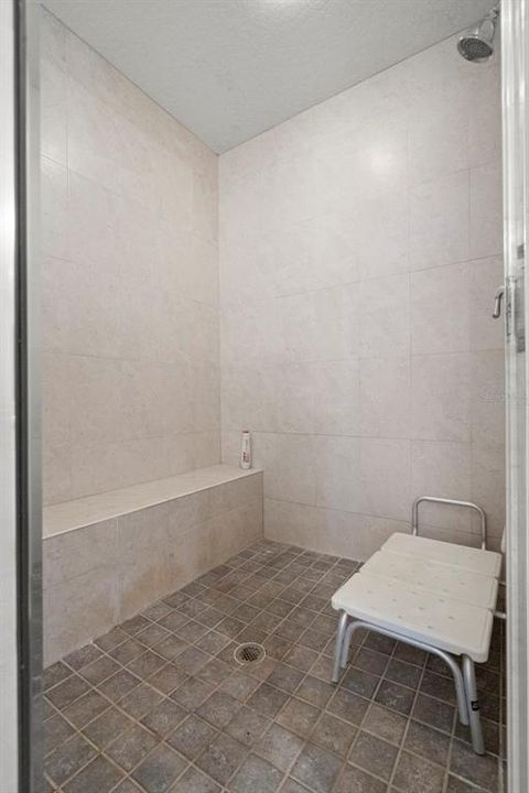 合同活跃: $880,000 (3 贝兹, 3 浴室, 1995 平方英尺)