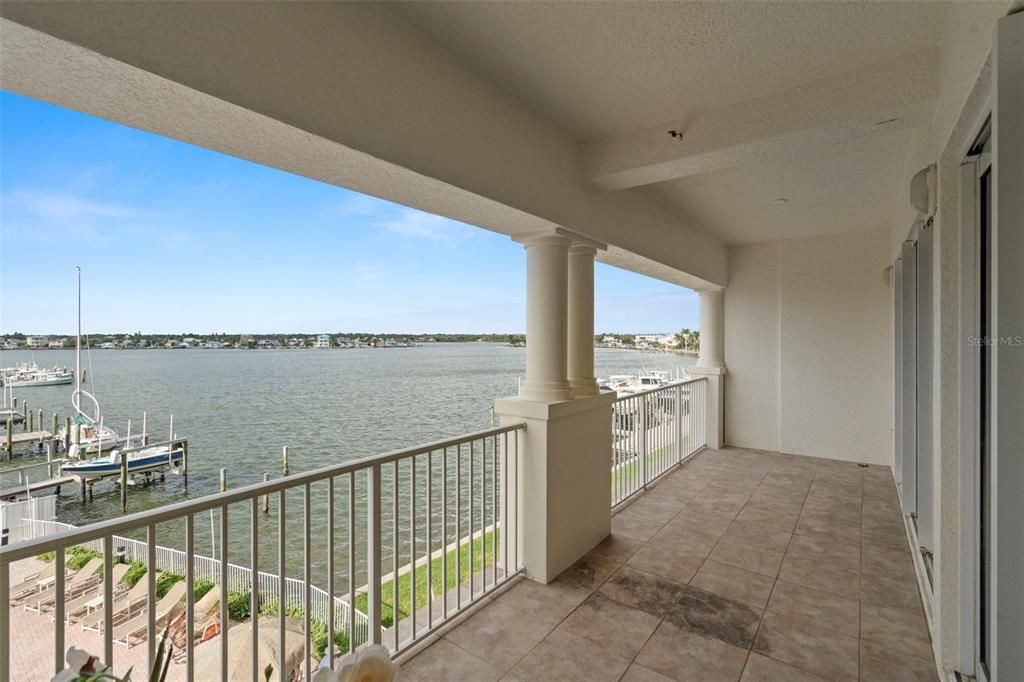 合同活跃: $880,000 (3 贝兹, 3 浴室, 1995 平方英尺)