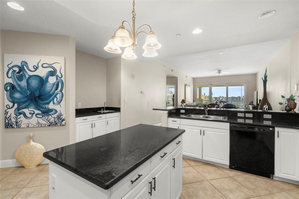 合同活跃: $880,000 (3 贝兹, 3 浴室, 1995 平方英尺)