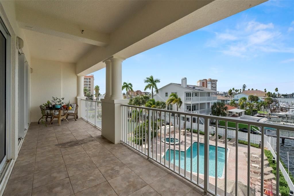 合同活跃: $880,000 (3 贝兹, 3 浴室, 1995 平方英尺)