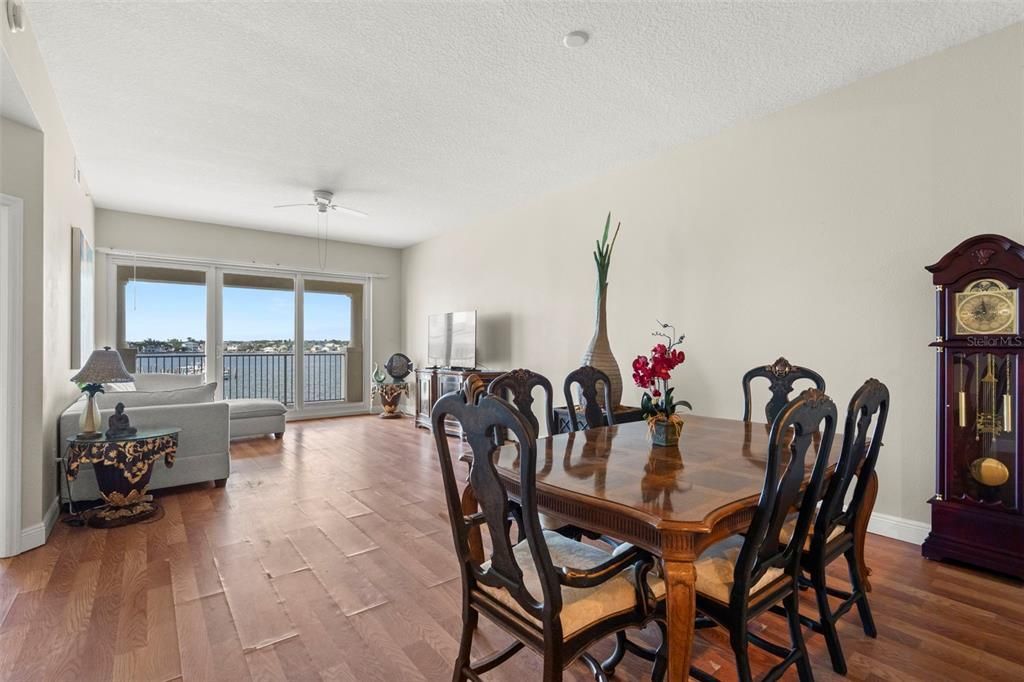 合同活跃: $880,000 (3 贝兹, 3 浴室, 1995 平方英尺)