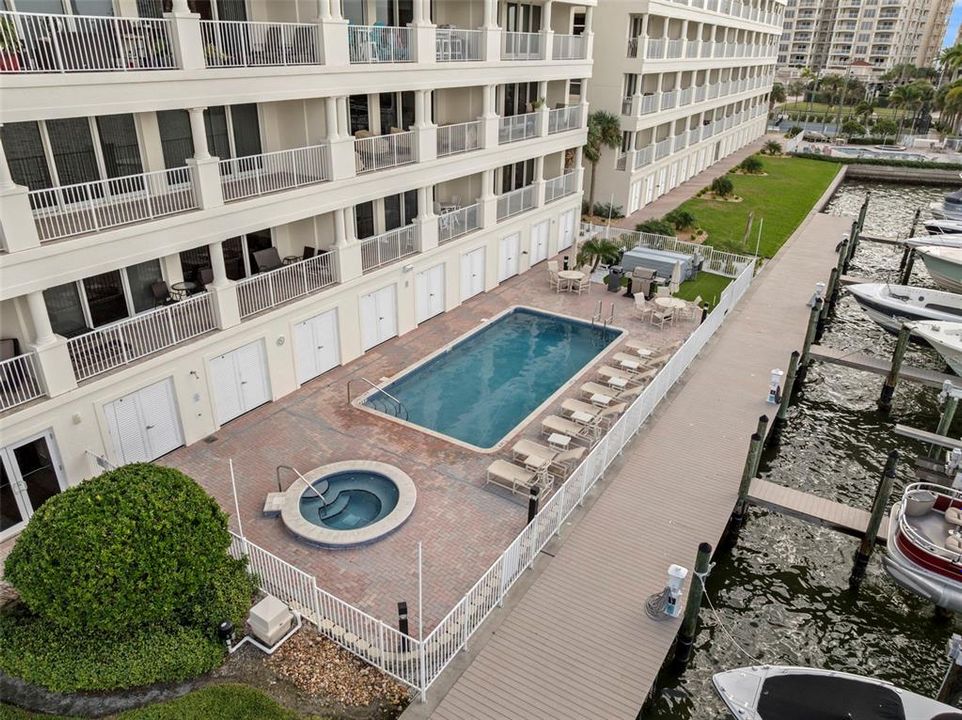 合同活跃: $880,000 (3 贝兹, 3 浴室, 1995 平方英尺)