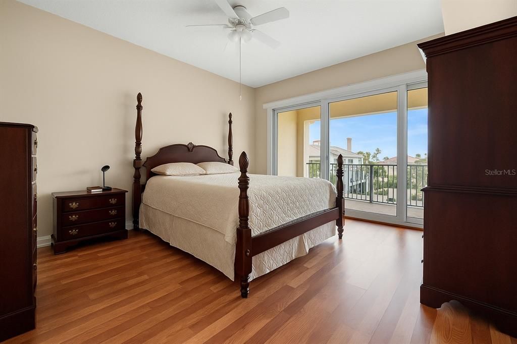 合同活跃: $880,000 (3 贝兹, 3 浴室, 1995 平方英尺)